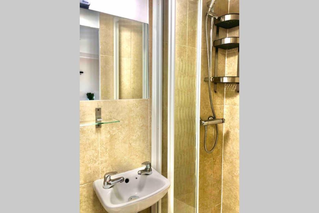 Modern Studio Apartment Near Town Centre Poole Exterior foto